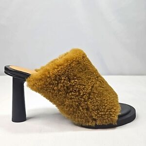 Jacquemus • Les mules carrés ronds • Shearling Mules in Khaki Size 37